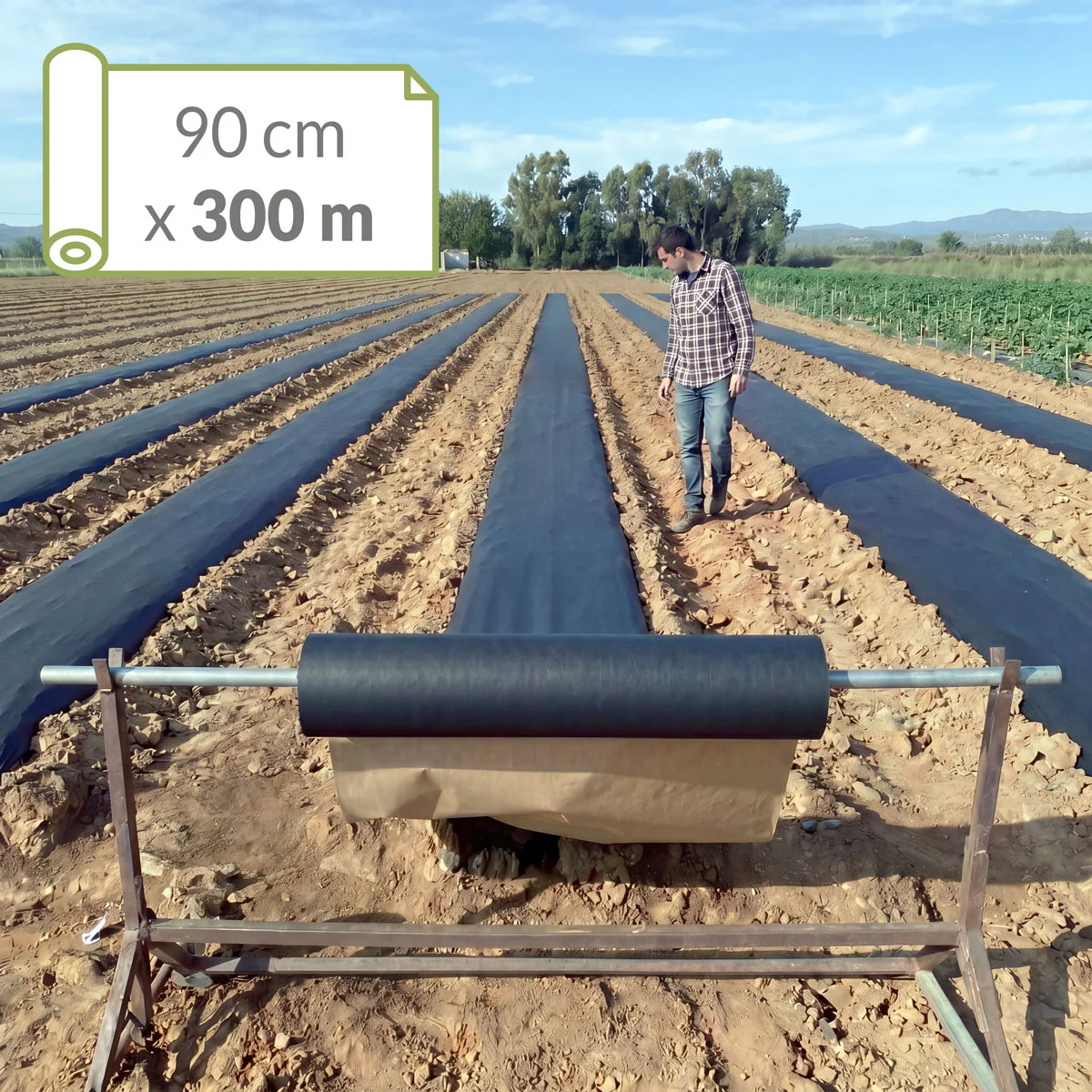 Campo acolchado con papel Novamulch con soporte para rollo de Novamulch 120 cm x 300 metros.